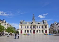 La piazza del Municipio nel centro storico di Poitiers, Francia - © Walencienne / Shutterstock.com