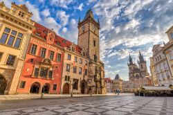 La Piazza della Città Vecchia di Praga, con la Torre dell'Orologio Astronomico