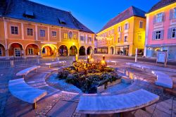 La piazza di Bad Radkersburg by night, regione della Stiria, Austria. I primi documenti che parlano di questa località risalgono al 1182. All'epoca fungeva da confine con la vicina ...