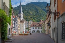 La piazza e il centro storico di Coira (Chur), dove si nota anche il campanile della chiesa di St.Martin.