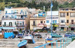 La piazza di Mondello, l'elegante salotto costiero di Palermo - © lapas77 / Shutterstock.com