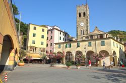 La piazza di Monterosso al Mare, una delle Cinque Terre della Liguria - La graziosa piazzetta del borgo ligure, in pieno centro storico, su cui si affaccia la torre campanaria di epoca medievale ...