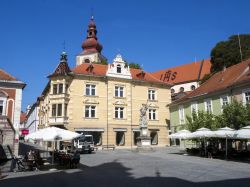 La piazza di Ptuj, Slovenia, con i dehors di bar e locali. Questa località eccelle anche per prodotti vinicoli, con gli ottimi bianchi in primis, e quelli gastronomici - © Vladislav ...