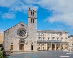 La piazza di Santa Maria Maggiore a Alatri in una giornata d'estate, Frosinone, Lazio. Qui sorge l'omonima chiesa risalente al V° secolo edificata sui resti di un tempio pagano. ...