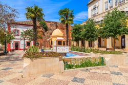 La piazza di Silves con il Palazzo Municipale, Portogallo. A rendere celebre questa località è il castello in mattoni rossi considerato il più bel monumento militare moresco ...