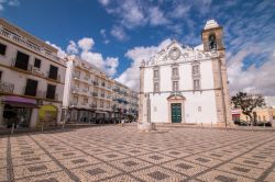 La piazza pedonale che ospita la chiesa di Olhao, Portogallo. La pavimentazione con motivi geometrici rende ancora più suggestivo il principale edificio di culto di questa località ...