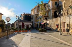 La piazza principale del borgo di Castellabate, Campania, Italia. Qui fra settembre e ottobre 2009 sono state girate le scene del film Benvenuti al Sud di Luca Miniero che ha reso celebre questa ...