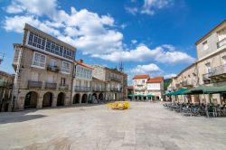 La piazza principale del borgo di Ribadavia, Galizia, Spagna - © Dolores Giraldez Alonso / Shutterstock.com