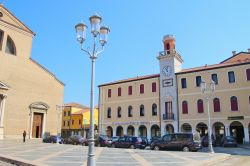 La piazza principale del centro storico di Adria e la Cattedrale cittadina. - © Uta Scholl / Shutterstock.com