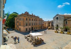 La piazza principale del centro storico di San Gemini in Umbria © ValerioMei / Shutterstock.com
