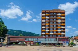 La piazza principale della città di Chepelare in estate, Bulgaria. Questa località è oggi particolarmente conosciuta come tranquilla meta sciistica per famiglie - © ...