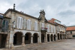 La piazza principale della città di Pontevedra, Galizia, Spagna. Qui si affacciano edifici antichi come quello in fotografia, caratteristico per le sue arcate e le decorazioni.
