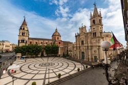 La piazza principale di Acireale con la cattedrale barocca, Sicilia. Quest'area urbana di Acireale rappresenta il centro culturale e monumentale della cittadina siciliana.


