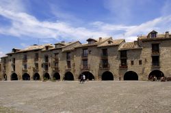 La piazza principale di Ainsa, provincia di Huesca, Spagna. Plaza Major (Piazza Maggiore), centro di questo borgo ai piedi dei Pirenei, si presenta con il tipico aspetto medievale e due lati ...