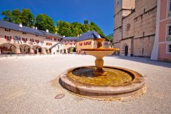 La piazza principale di Berchtesgaden con al centro la fontana, Baviera, Germania - © xbrchx / Shutterstock.com