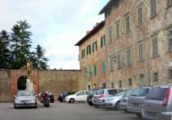 La piazza principale di Castel Rigone, Lago Trasimeno, in Umbria - © Cantalamessa - CC BY-SA 3.0, Wikipedia