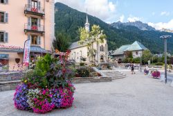 La piazza principale di Chamonix (Francia) abbellita da fiori colorati - © lenisecalleja.photography / Shutterstock.com