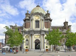 La piazza principale di Cherleroi e la chiesa di San Cristoforo, Belgio - © Pecold / Shutterstock.com