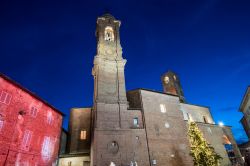 La piazza principale di Città della Pieve (Perugia) by night durante il periodo natalizio, Umbria. Sullo sfondo, il duomo cittadino dedicato ai santi Gervasio e Protasio.

