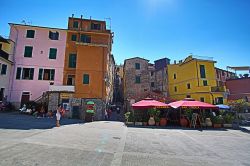 La piazza principale di Corniglia, La Spezia, Liguria - © Northfoto / Shutterstock.com