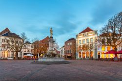 La piazza principale di Deventer è conosciuta con il nome di Brink. Qui si affaccia anche un importante palazzo storico come il Waag - foto © DutchScenery / Shutterstock.com ...