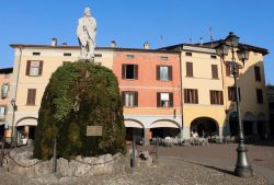 La piazza principale di Iseo (Brescia), dominata dalla statua di Giuseppe Garibaldi - foto © mary416 / Shutterstock.com
