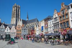 La piazza principale di Mechelen, Grote Markt, con la cattedrale gotica - © 153662663 / Shutterstock.com