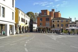 La piazza principale di Mirano in Veneto - © LIeLO / Shutterstock.com