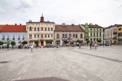 La piazza principale di Oświęcim, cittadina nel Voivodato della Piccola Polonia (Województwo małopolskie) non lontana da Cracovia - foto © Szymon Kaczmarczyk / Shutterstock.com ...