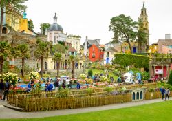 La piazza principale di Portmeirion durante il Festival n°6, Galles, UK. Turisti e abitanti si riuniscono per partecipare a questa manifestazione dedicata a ogni genere di musica - © ...