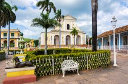 La piazza principale di Trinidad, Cuba, con la chiesa della Santa Trinità sullo sfondo. La città, fondata nel 1514 da Diego Velazquez, è una delle meglio conservate di tutti ...