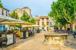La piazza principale di Villeneuve-les-Avignon, Francia, in estate - © trabantos / Shutterstock.com