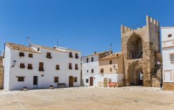 La piazza principale e la porta d'ingresso alla città spagnola di Bunol, Comunità Valenciana.

