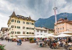 La piazza principale nel centro di Caldaro, Trentino Alto Adige. Il grande piazzale del mercato ospita tavoli e sedie di ristoranti e locali - © manfredxy / Shutterstock.com