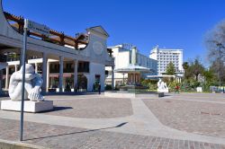 La piazza S.Manddruzzato ad Abano Terme, Colli Euganei, Veneto - © Okunin / Shutterstock.com