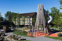 La piazza Spielplatz in centro a Steinhausen in Svizzera - ©  Roland Zumbuehl - CC-BY-SA 4.0, Wikipedia