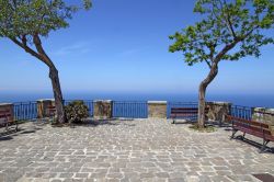 La piazzetta del romantico belvedere di Castellabate, Campania, Italia. Questo paese di poco più di 9 mila abitanti si affaccia sulla costiera cilentana e il suo territorio dal 1998 è ...