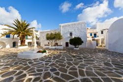 La piazzetta principale del villaggio di Chora, isola di Sikinos (Grecia).

