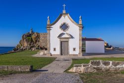 La piccola cappella di Boa Nova sulla costa di Matosinhos in Portogallo