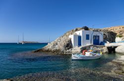 La piccola casa di un pescatore sull'isola di Kimolos, Grecia (Cicladi).


