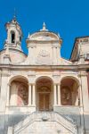 La piccola chiesa di San Pietro a Porto Maurizio, Imperia, Liguria. Questo oratorio è il più antico edificio religioso di Imperia: l'attuale forma in stile barocco risale alla ...