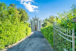 La piccola chiesa rurale di San Venanzio Abate a Busana, non lontno da Cervarezza in Emilia