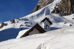 La piccola chiesetta al Passo Falzarego nei pressi di Cortina d'Ampezzo, Veneto.

