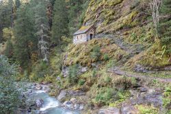 La piccola chiesetta della Sainte Chapelle a La Gorge, Les Contamines-Montjoie, Francia. Abbarbicata sulla scogliera rocciosa, rappresenta un luogo popolare per i pellegrinaggi di fedeli della ...