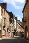 La piccola città medievale di Fougères, Bretagna, Francia. Il villaggio sorge attorno a una fortezza costruita nel X° secolo su uno sperone di roccia circondato dalle acque ...