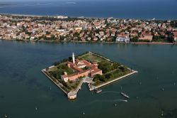 La piccola isola di San Lazzaro degli Armeni nella laguna di Venezia