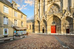 La piccola piazza di fronte alla Cattedrale di Bayeux in Normandia, Francia - © Kirk Fisher / Shutterstock.com