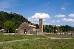 La Pieve di Sorano in Lunigiana, sullo sfondo il borgo di Filattiera in Toscana - © Sarah2 / Shutterstock.com
