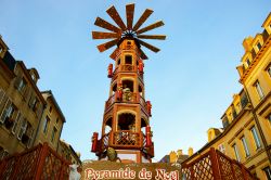 La piramide di Natale al mercatino dell'Avvento di Metz, Francia:  le piramidi natalizie hanno le loro origini nel folklore e nei costumi della regione dell'Ore Mountain in Germania ...