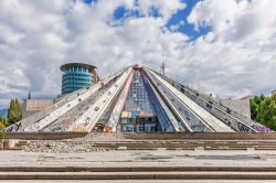 La Piramide di Tirana, Albania. Da emblema della dittatura, questo imponente edificio si è trasformato in centro multifunzionale per i giovani - © Ppictures / Shutterstock.com